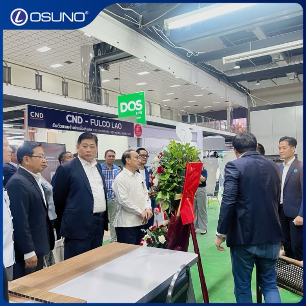 Gian hàng CND - OSUNO may mắn nhận được sự quan tâm và tiếp đón Phó Bộ trưởng Lào.